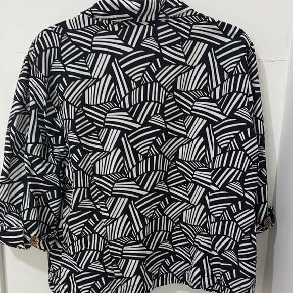 East 5th Linen Black and White Boxy Button Down Shirt - Picture 2 of 8